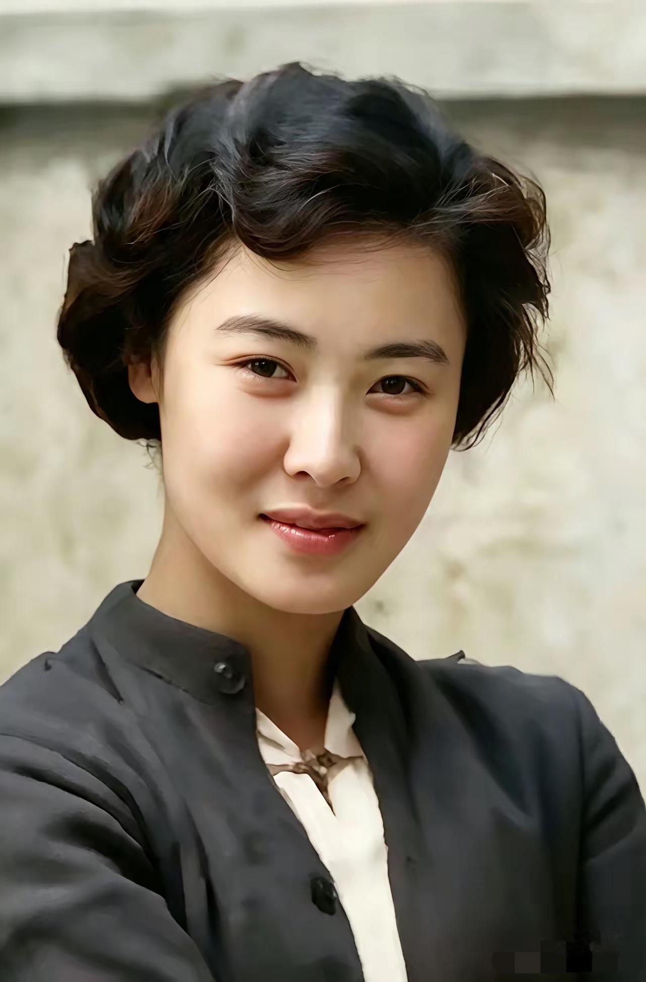 24岁的郭兰英。这是1954年的留影。年轻时的她有点英气，有点美丽。当时她是