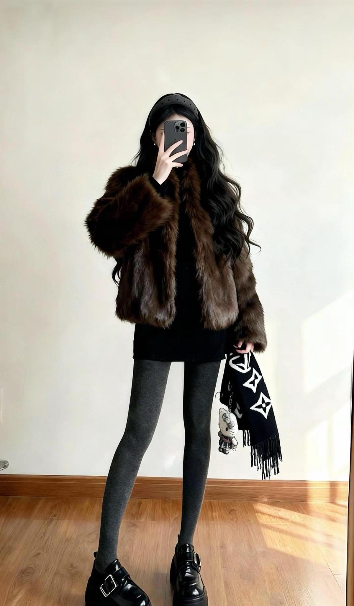 周一穿大衣，别穿成麻袋。驼色不挑人，腰一收，腿立马长两寸。周二别傻乎乎只穿羽