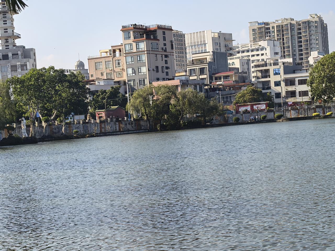 鸿蒙6的魔法修图很厉害。今天在雷州西湖随手拍了一张照片，用来试一试鸿蒙6刚刚上