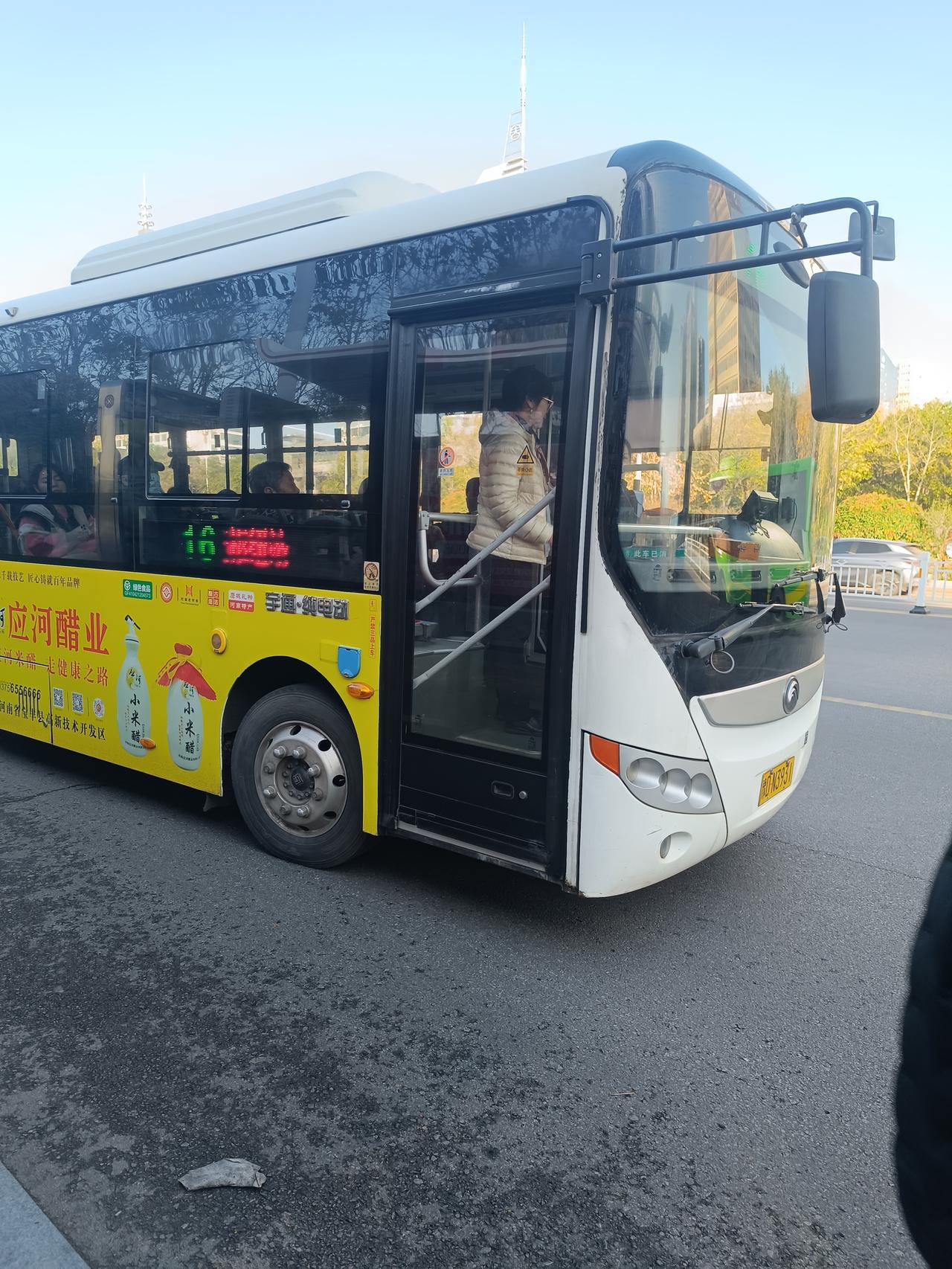 女子耍小聪明被识破今天早上坐公交车，碰到一个女子，看上去有50岁左右，她上车