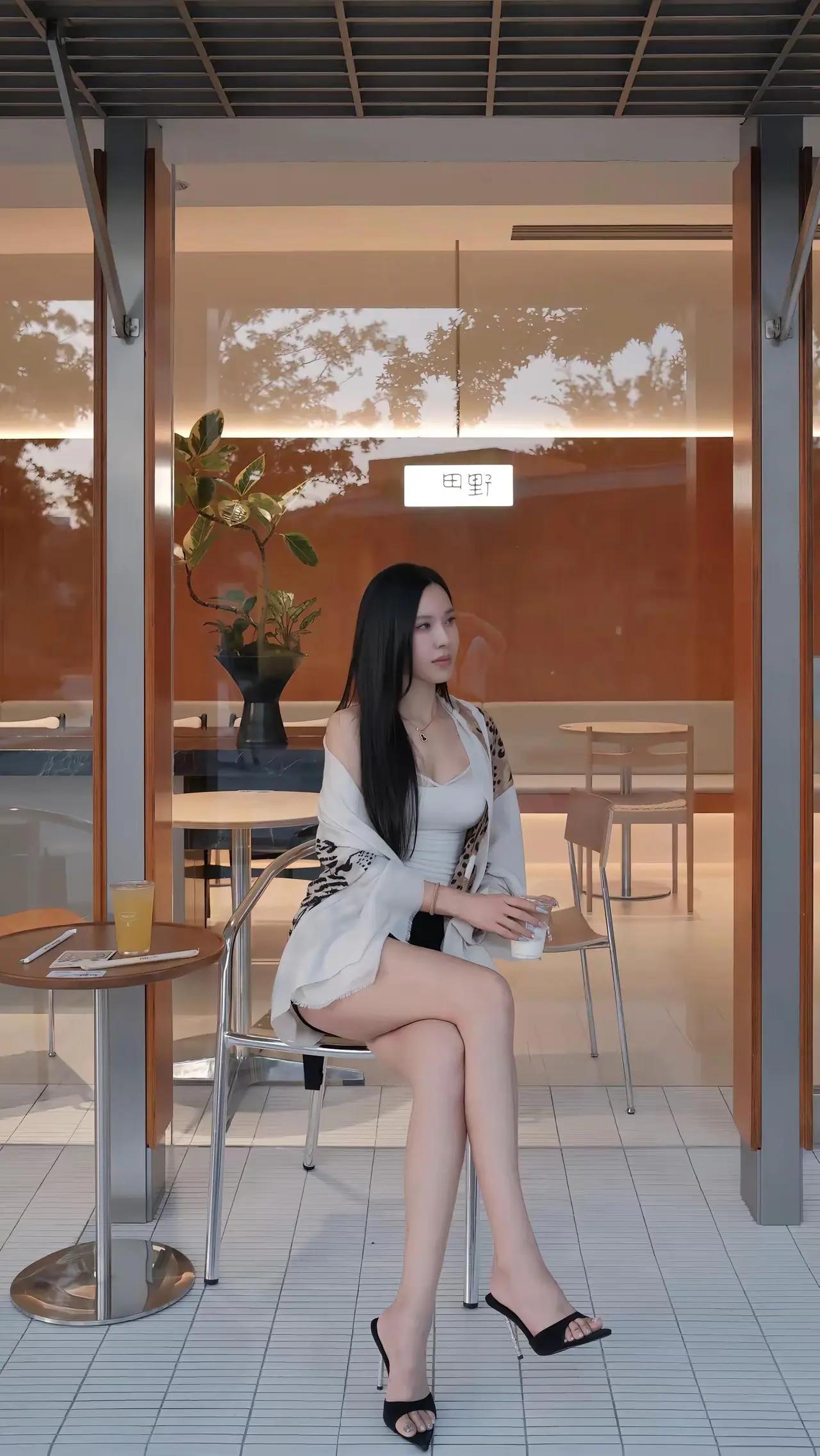 美女小姐姐身材太好了，匀称曼妙，性感美腿比例协调格外吸睛，两条美腿加分不少，喜欢