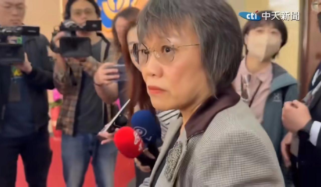 民进党的刘世芳这次是引起了台湾岛内媒体记者的众怒，她去立法院接受质询之前遇到媒体