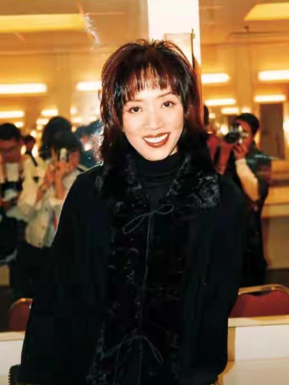 令人痛心！梅艳芳63岁冥寿曝噩耗，离世23年骨灰离奇被盗10