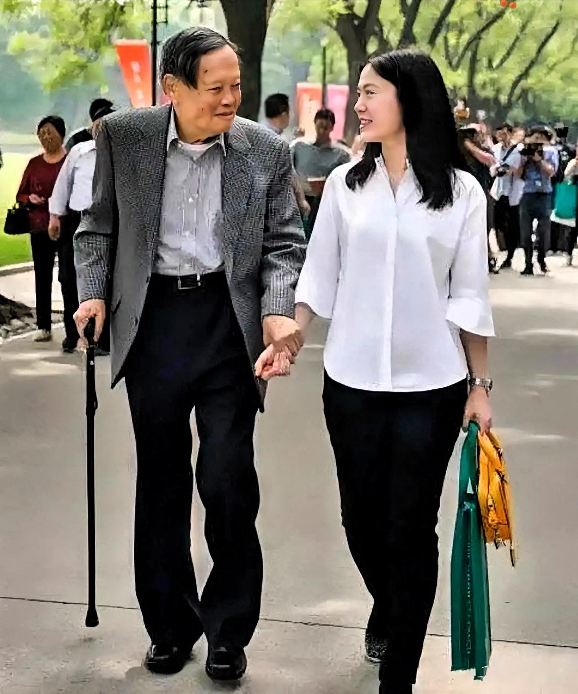 先生骤然离世，最痛彻心扉的，无疑是与他携手21载的翁帆。28岁那年，她毅然选