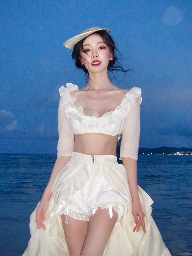 易梦玲VOGUE海边假日第二套look​​​
