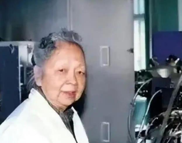 1957年，美国海关私吞了中国女人行李箱里面的6800美元现金，他们开心地笑了起