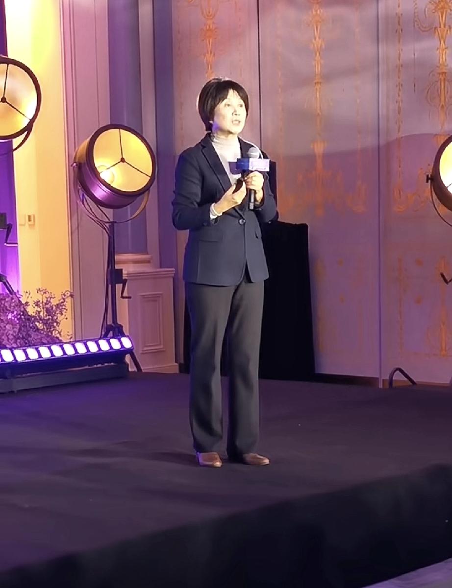 《非诚勿扰》导师黄菡罕见露面，60岁的年纪成了老奶奶了，差点没认出来！近日，