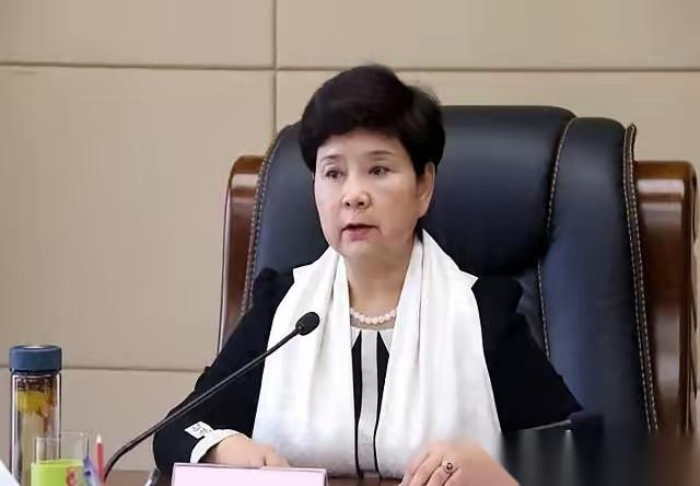61岁，一个女干部，在江西九江干了快一辈子。从科长到区委书记，再到市人大副主