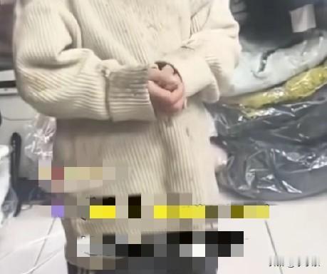 1月23日，河南三门峡，一小女孩走丢在一家店门前，身上穿的衣服又薄又脏，热心的老