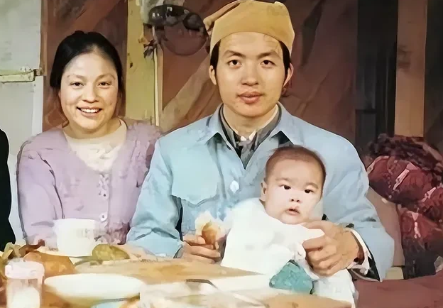 1993年，顾城砍死妻子，他也自缢身亡，只留下五岁的儿子小木耳。没想到，孤苦伶