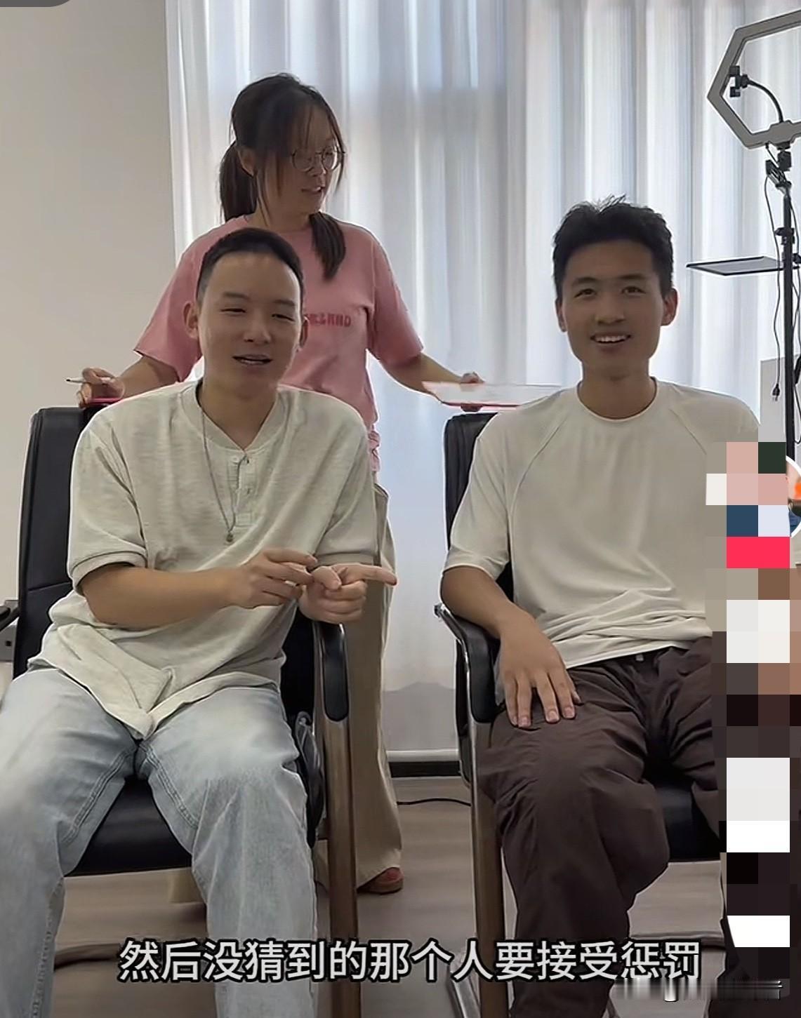今天上午，谢浩男更新了一则视频。视频中，谢浩男和战友海军在公司办公室玩起了文字互