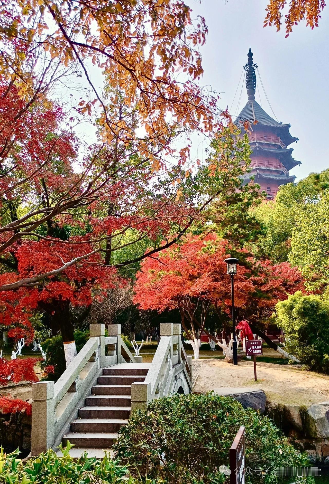 上联:一桥烟雨春江醉下联:万里霜天秋叶红横批:江山如画