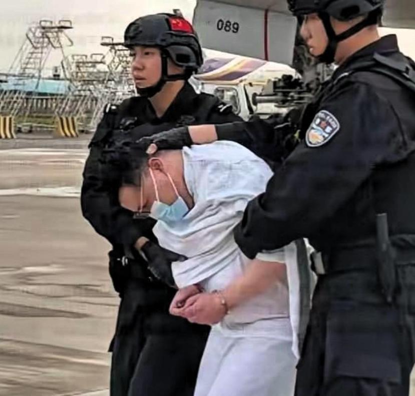 7月20日的北京首都机场，一架国际航班舱门打开，走下来的不是什么重要外商，