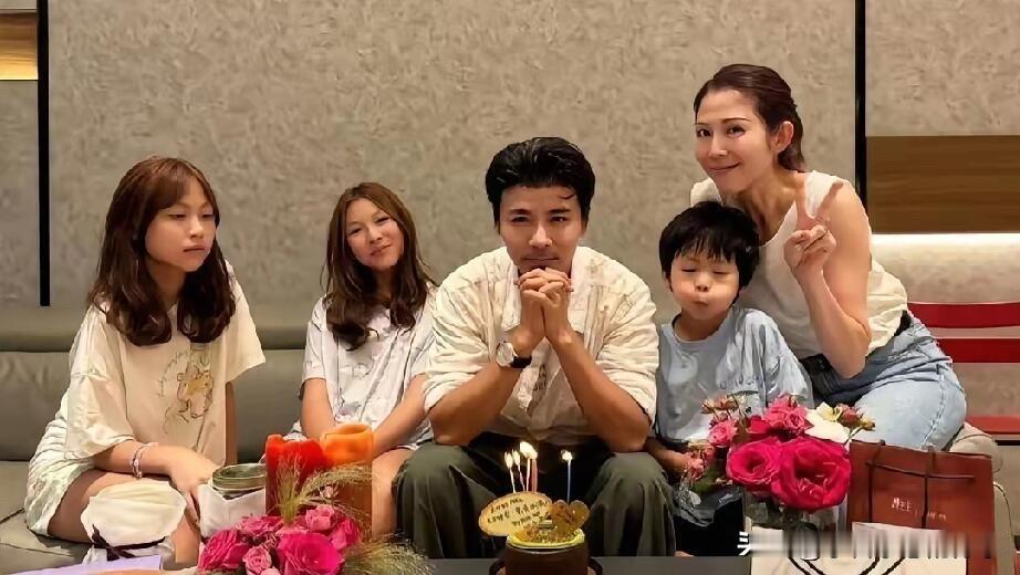 张晋和蔡少芬一家人的合影真温馨，其乐融融的。50多岁的蔡少芬几乎是素颜出镜，但她