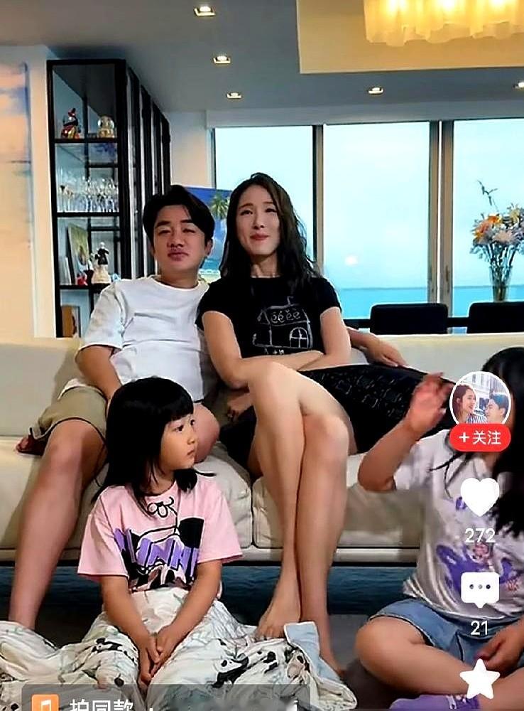 水杯在桌上纹丝不动，王祖蓝咽下一口水突然愣住：合着被这娘仨给遛了！刚才他瘫沙发上喊渴，使唤李亚男倒水