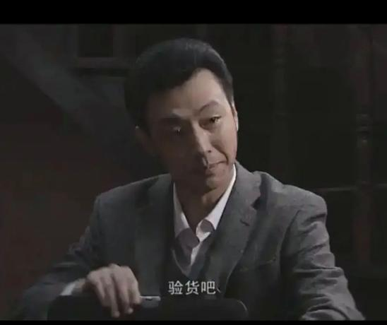 1946年，被老蒋下令“永不录用”的徐恩曾在黄埔江边闲逛，看到打捞的船只，突然福