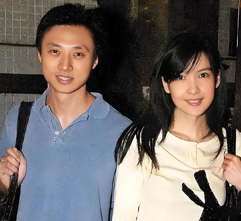 🌙2008年，香港作家亦舒和侄子倪震发起一场骂战。亦舒远居加拿大，四十多岁时接