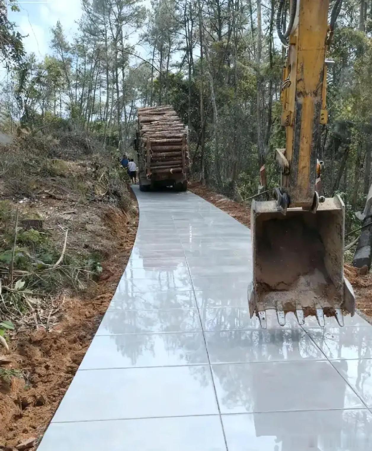 村里修了一条路，这下拉东西的车好走了