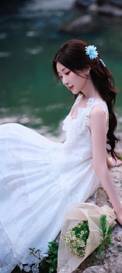 毛晓彤，蕾丝白裙，是甜美少女的模样。
