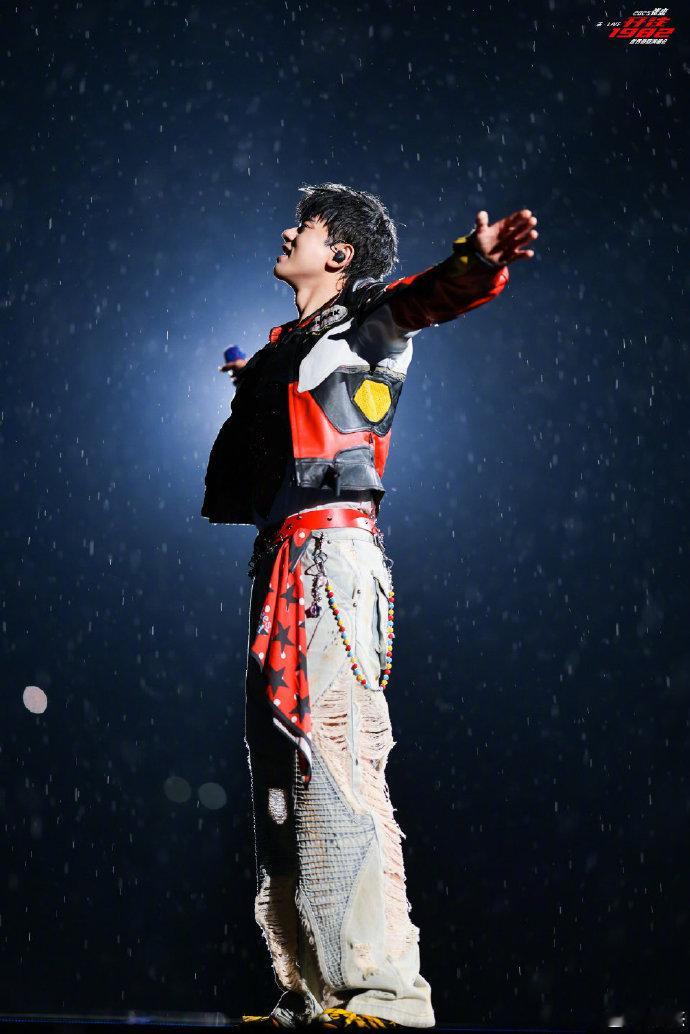 张杰凭借出色的现场表现获封华语live王，每首歌的演绎都饱含情感，谢娜发博表