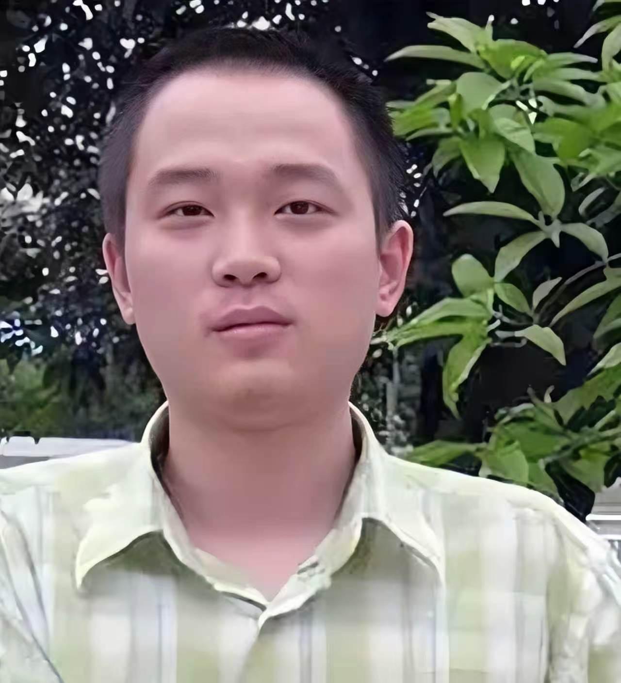 我敢说，这人的故事，比任何电视剧都荒诞。2002年，619分，复旦录取。他嫌专
