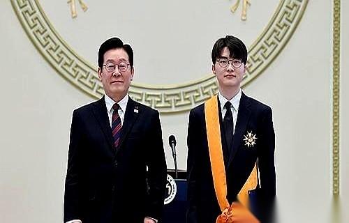 韩国总统，亲自把最高级别的体育勋章，挂在了一个电竞选手的脖子上。Faker，李