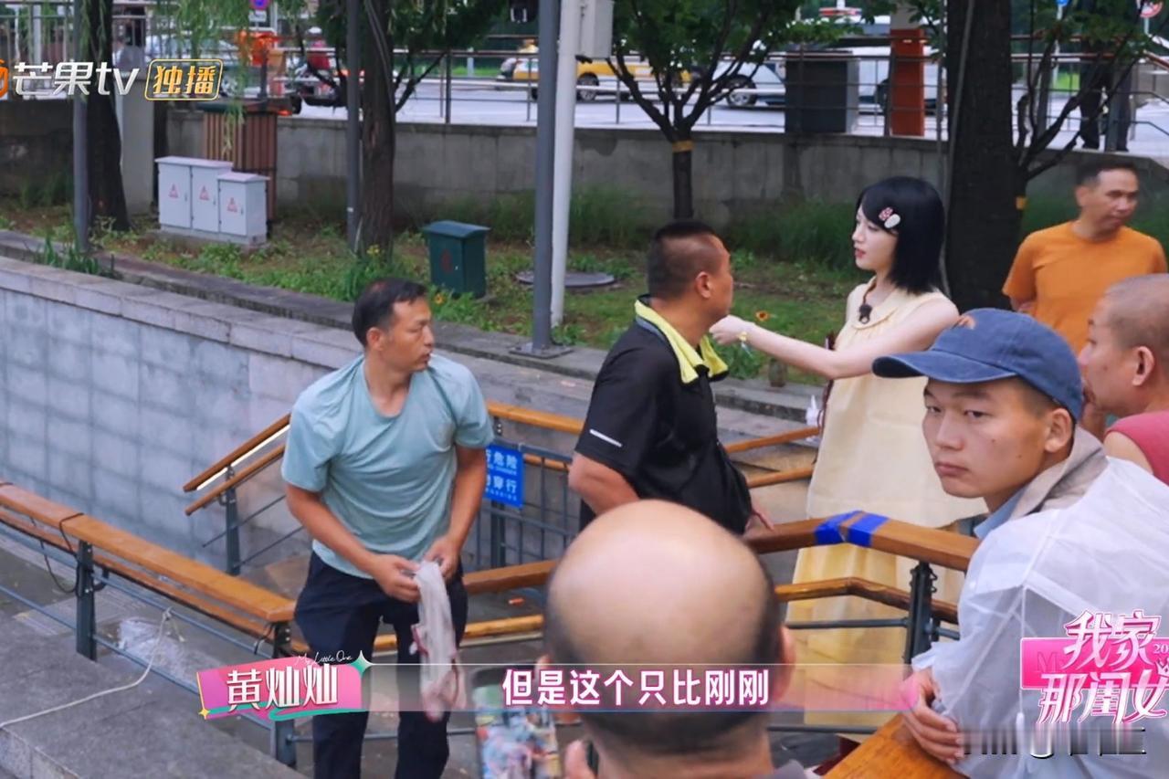 黄灿灿刚付了588元租了个小船，结果去买零食时，无意间发现别家只需要120，感觉