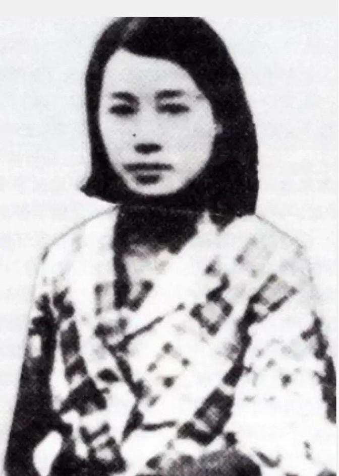 1937年，一个女乞丐来到上海公馆要见杜月笙，管家嗤之以鼻：“你谁啊？”女乞丐摘