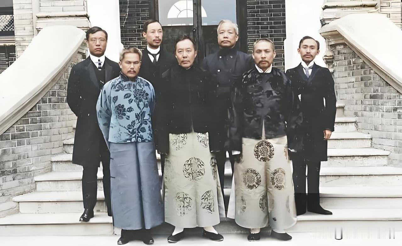 这帧摄于1912年9月的赵秉钧内阁合影，画面中七位阁员的服饰选择——青缎马褂与西