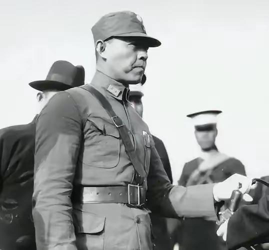 1938年，张自忠手下糟蹋了一个16岁的女孩，于是他命令所有士兵脱裤子检查，结果