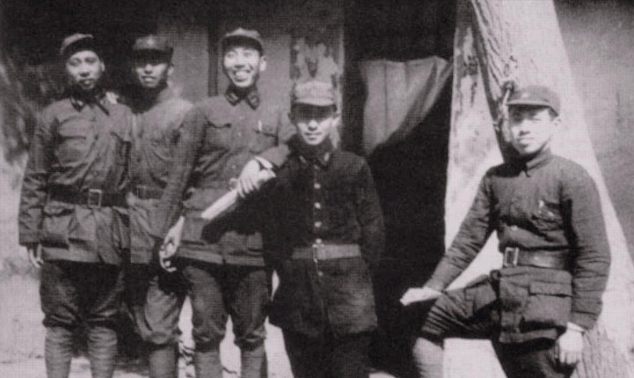 1928年，遭遇“八月失败”后，红军士气低沉。伟人喊来众人，绘声绘色讲了一个八仙