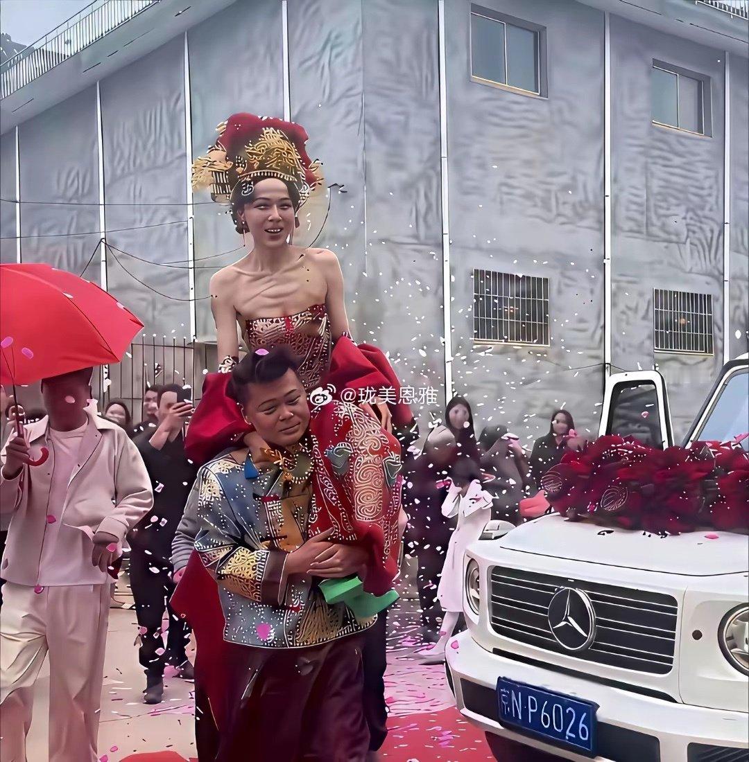 这是我见过的最瘦的新娘，没有之一婚车是奔驰，车牌开头是京N，北京的车​​​