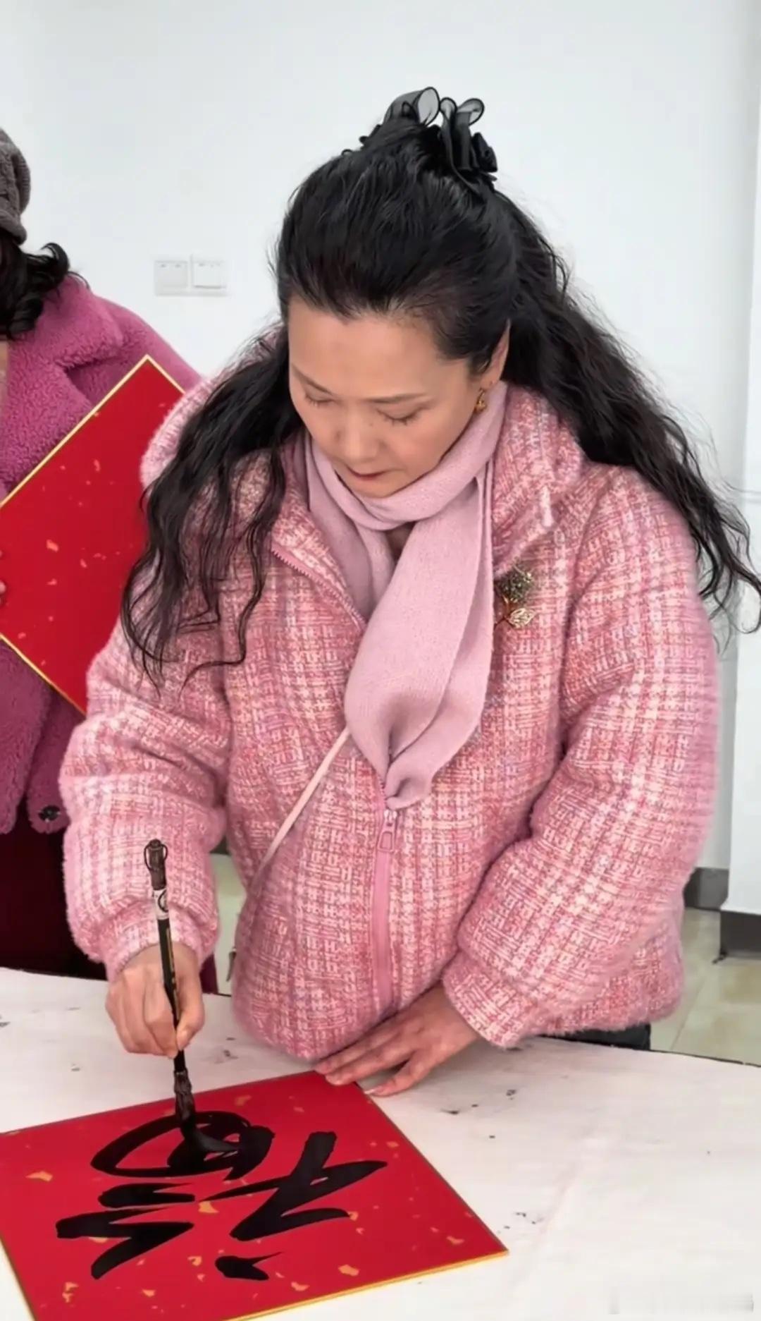 何赛飞年初二下海岛拜年，圈外老公罕出镜，69岁不显老长得很老实！