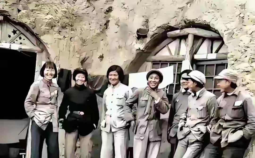 这才是真实的延安时期的珍贵照片。画面里的女红军们衣着朴素甚至略显破旧，没有光鲜的