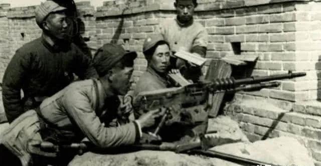 1939年，鲁雨亭率领900多名新四军，包围了大房庄据点里面的40多名日军。日军