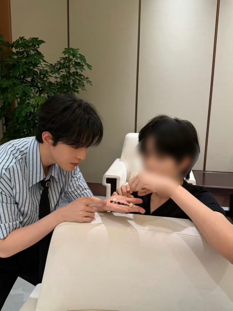 看见这么僵硬的摆拍都懂恩勾什么骚操作了吧哥哥们之前说她臆想症发作梦到哪句说哪句