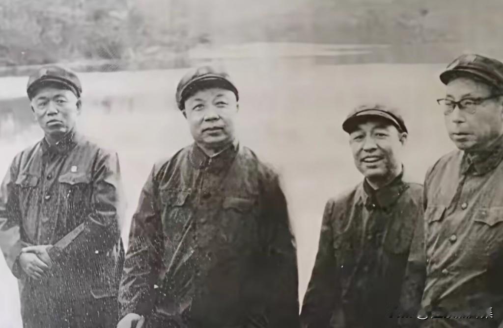 1970年代初，兰州军区司令员韩先楚上将（左一）、政委萧华上将（左二）、副司令员