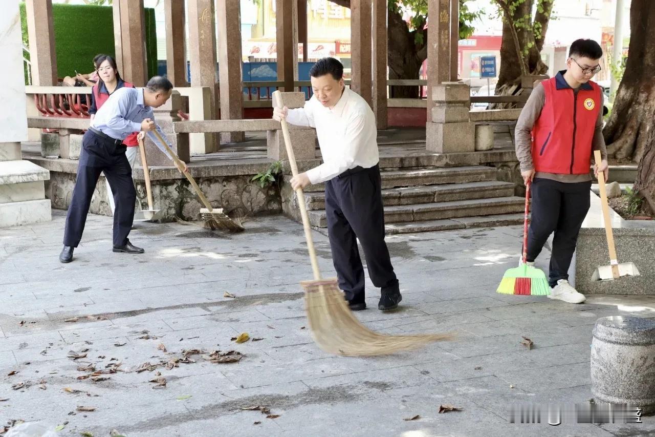 县委书记亲自上街打扫卫生，此情此景是不是有一种久违的感觉？！
