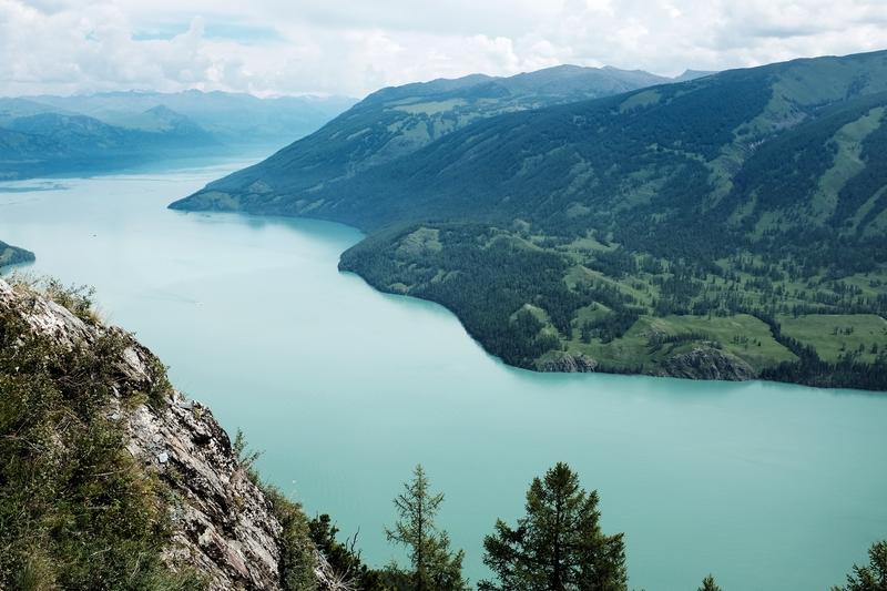 咱祖国的大好河山都快美到“溢出屏幕”了，难道还不够让人沉醉？从北疆的喀纳斯