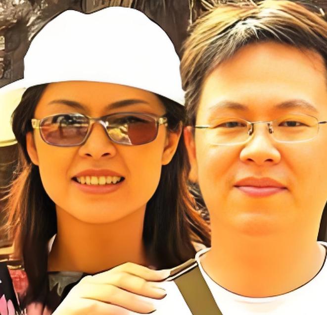 郑丽文，嫁给了台大学长，42岁才结婚，无子女。丈夫骆武昌中国文化大学副教授，两人