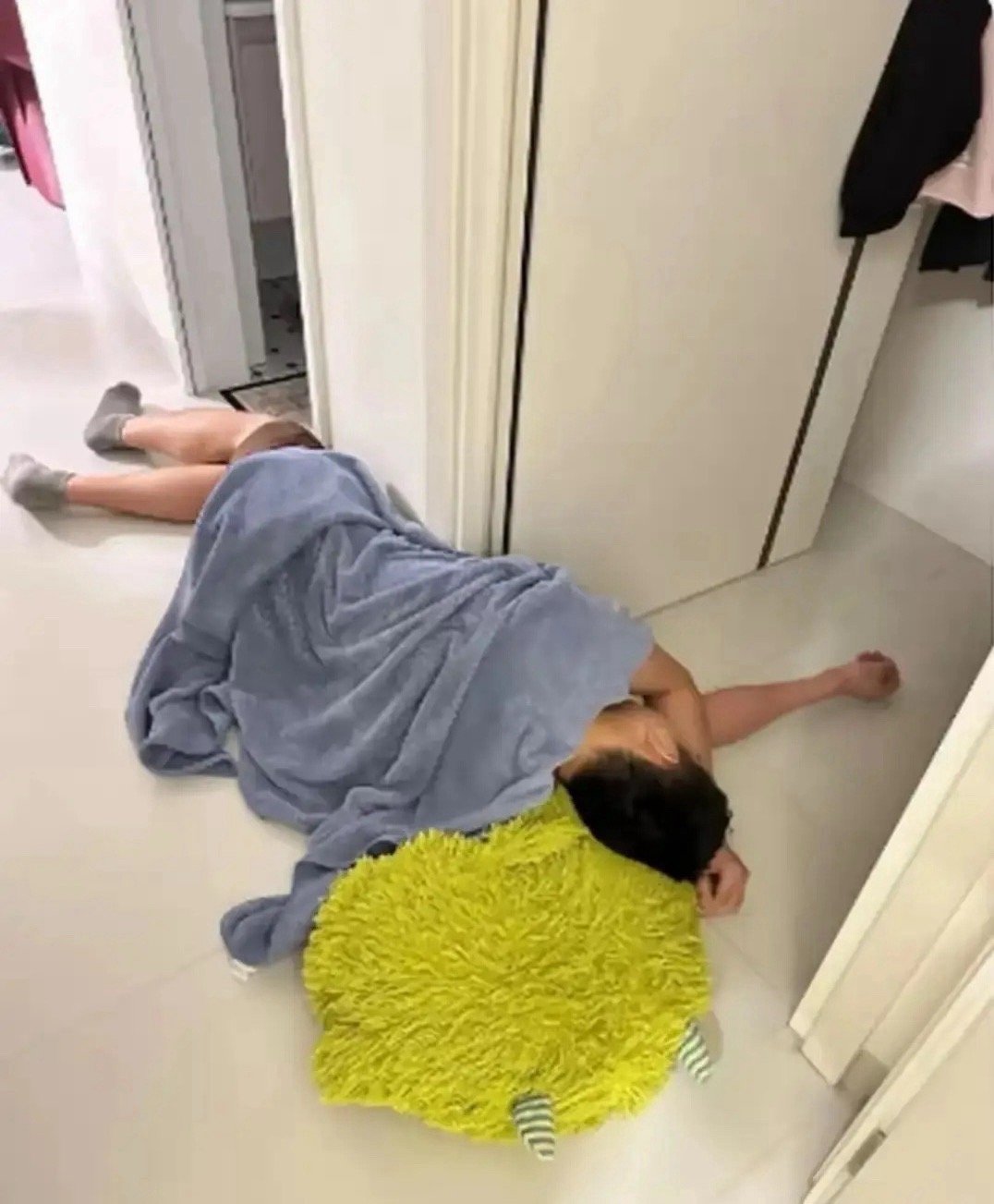 一女子长期遭家暴，丈夫一喝酒就动手，她哭着去找老中医。老中医没开药，没针灸，只