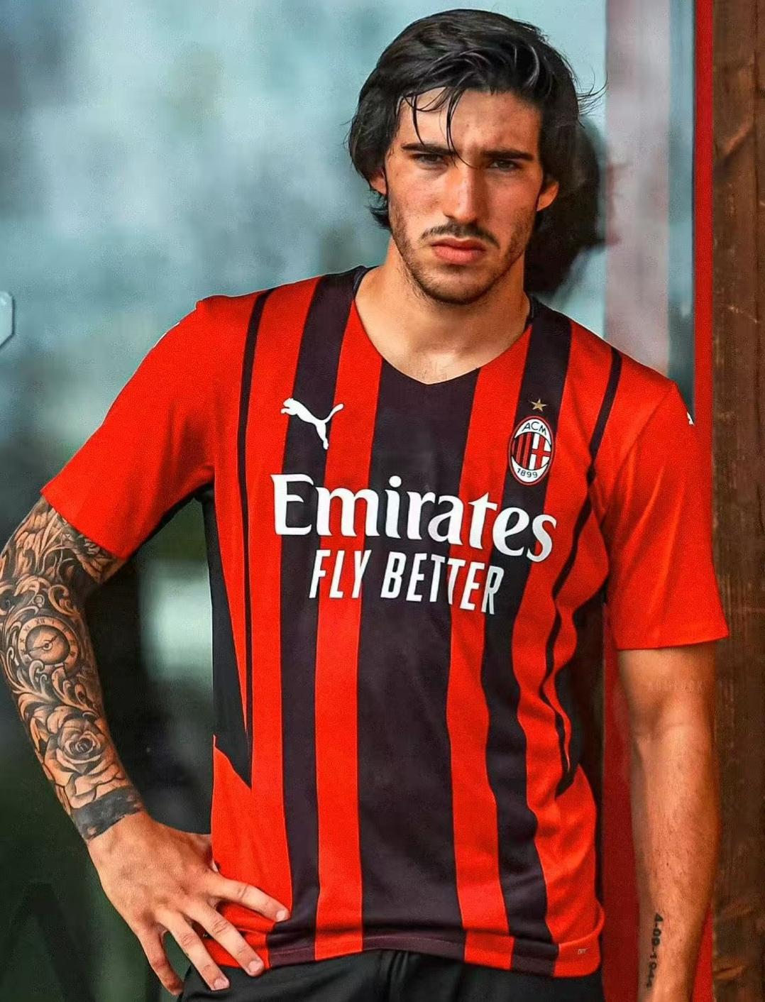 米兰近几年最大的遗憾，卖掉托纳利！如果说红鸟干的两件最让米兰球迷伤心的事情，一