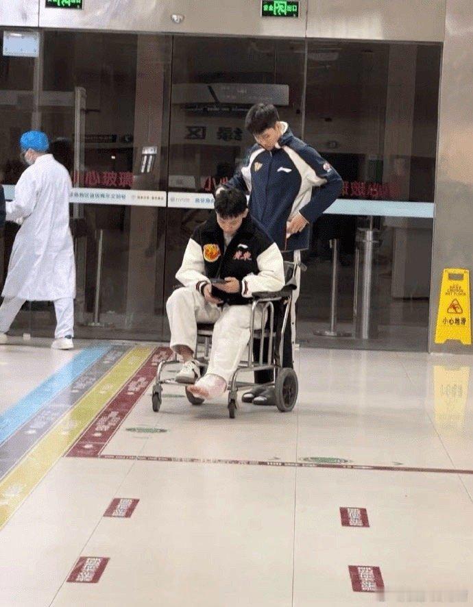 徐杰急于求成！昨天晚上，在广东男篮工作人员的陪同，徐杰前往东莞当地医院检查！据广