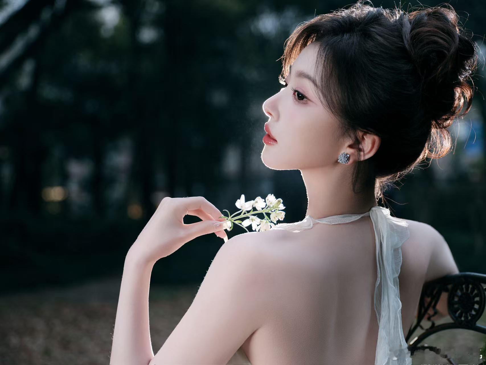 孔雪儿被粉丝尖叫逗笑了谁懂这种瞬间啊，台上的人被台下的尖叫逗笑，一个笑容就足够