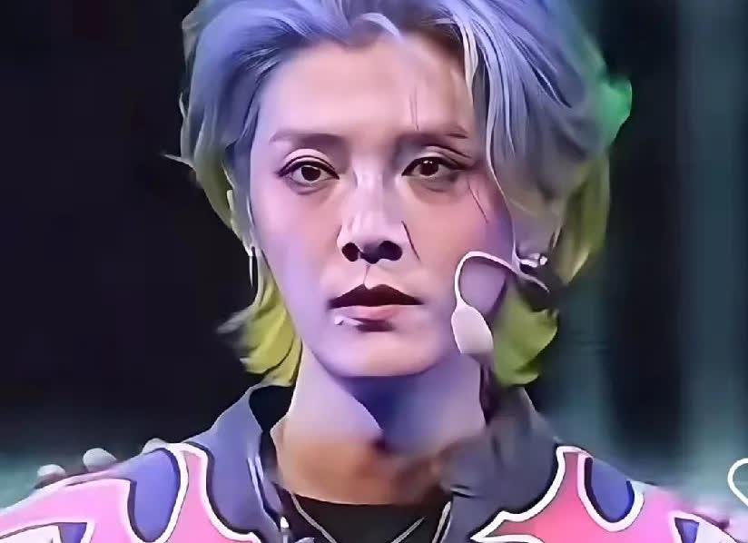 眼神骗不了人！左边是最近照片，右边是和关晓彤在一起的合照，大家有没有发现