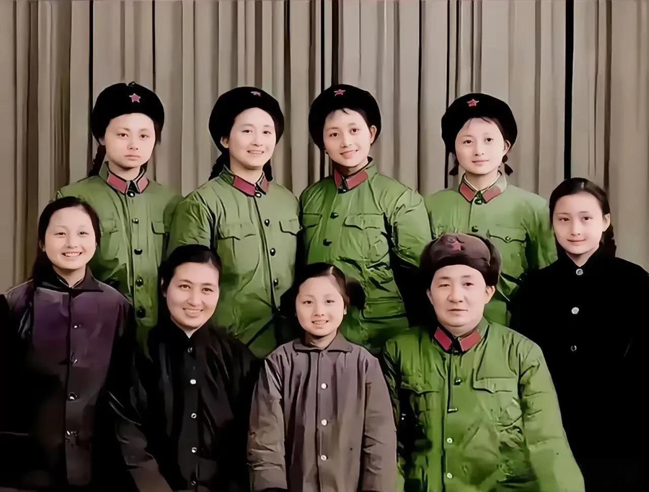 这是1973年，吴荣正将军全家的合影照。还有7个女儿，每一个都长得如花似玉，每