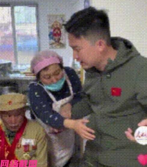 抗美援朝老兵吃早餐，老板娘免单。辽宁丹东有家早餐店来了一行人，里有三位老人，