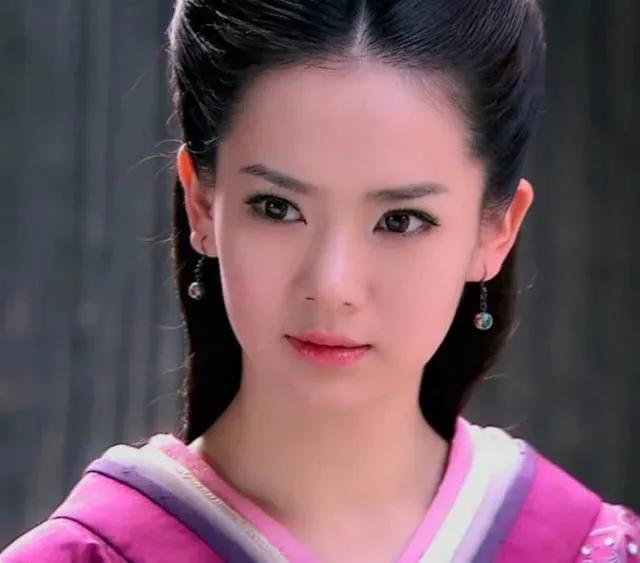 公元前129年，60岁的馆陶公主刘嫖正享受着养子董偃的服侍。突然，刘嫖伸手，抚上