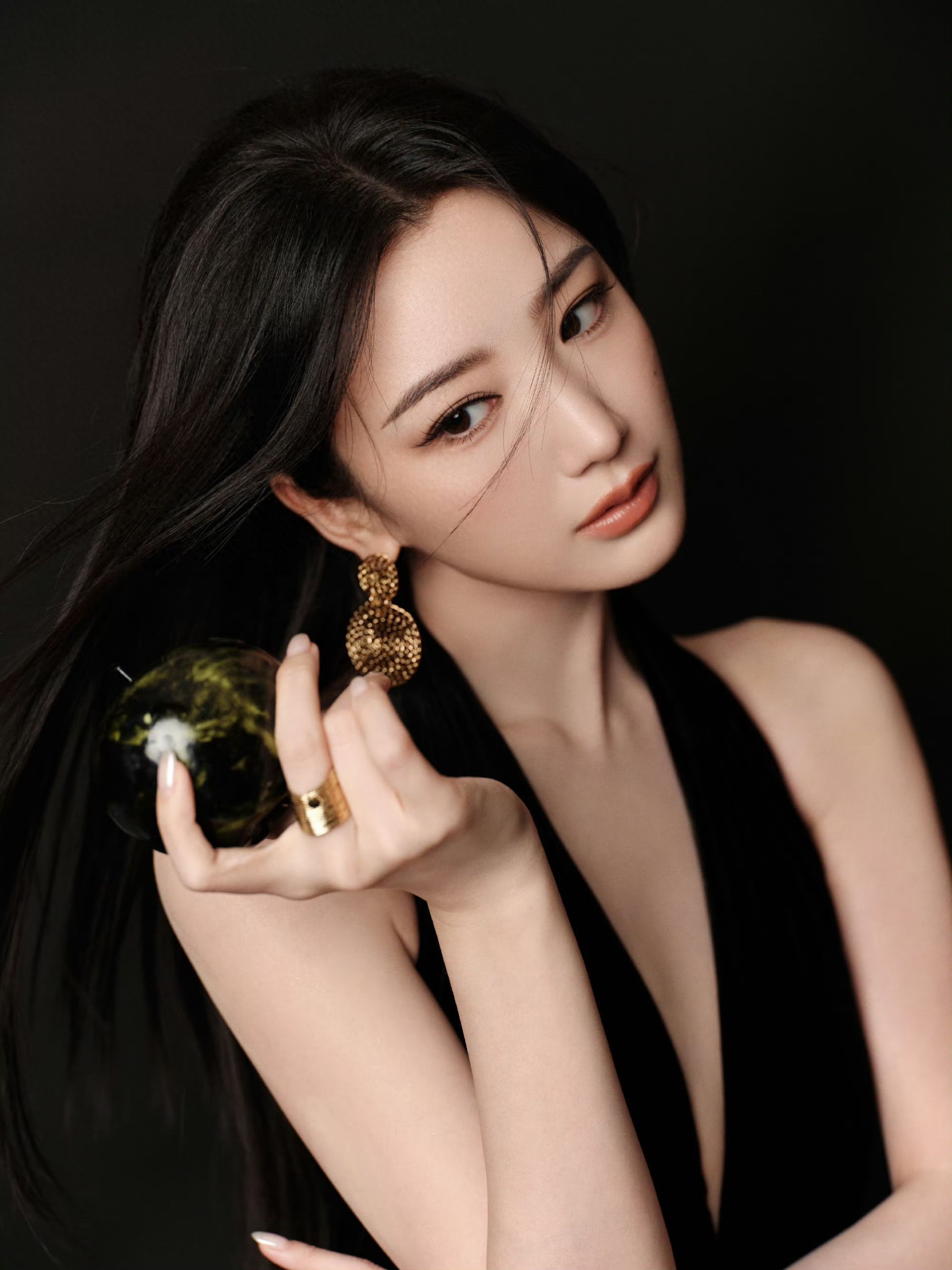 毛晓彤黑玫瑰公主造型，复古摩登，彰显优雅魅力！