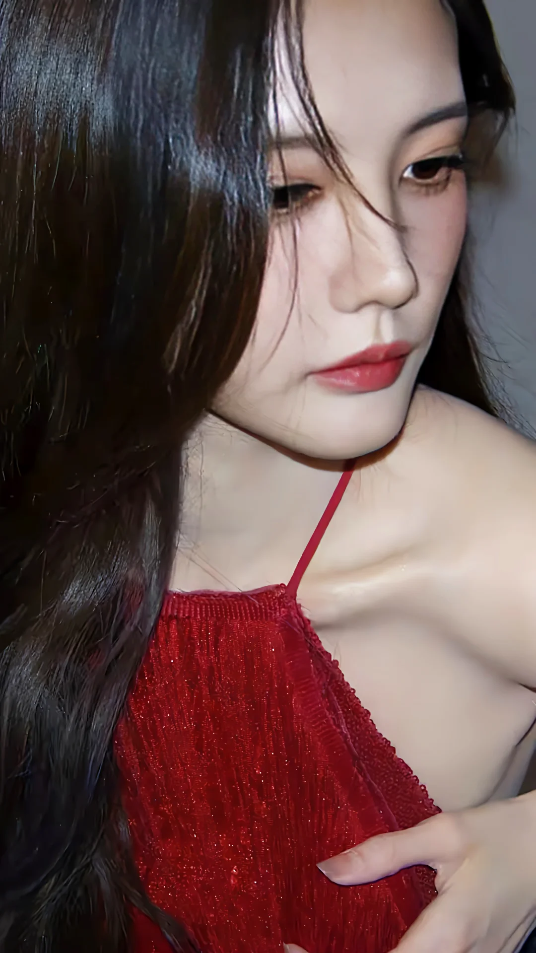李一桐的烈火红妆，玫瑰怒放，勾魂摄魄
